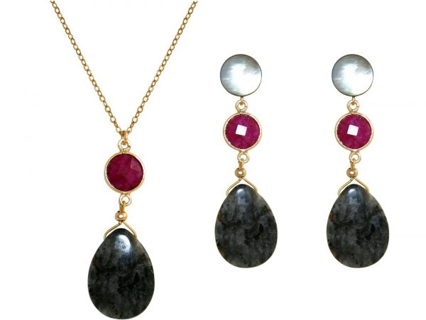 GEMSHINE Ohrringe mit Rubinen und Labradorit. Tropfen Ohrhänger aus 925 Silber oder hochwertig vergoldet. Made in München / Deutschland. Im eleganten Schmucketui geliefert. Auch als SET mit Halskette. – Bild 4