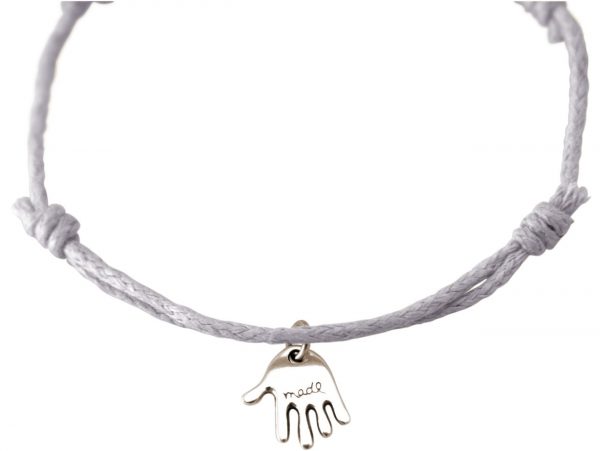GEMSHINE Damen Knotenarmband mit Gravur NEVER GIVE UP in Silber. Größenverstellbare graue Kordel mit Hand Charm - Made in München / Germany - Im eleganten Schmucketui mit Geschenkverpackung. – Bild 3