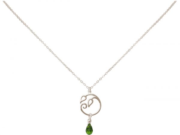 GEMSHINE Damenhalskette aus 925 Silber mit YOGA Lotusblume und Peridot Tropfen. Edelstein hervorragender Qualität und Farbe. Made in Madrid / Spanien. Im eleganten Schmucketui mit Geschenkverpackung. – Bild 3